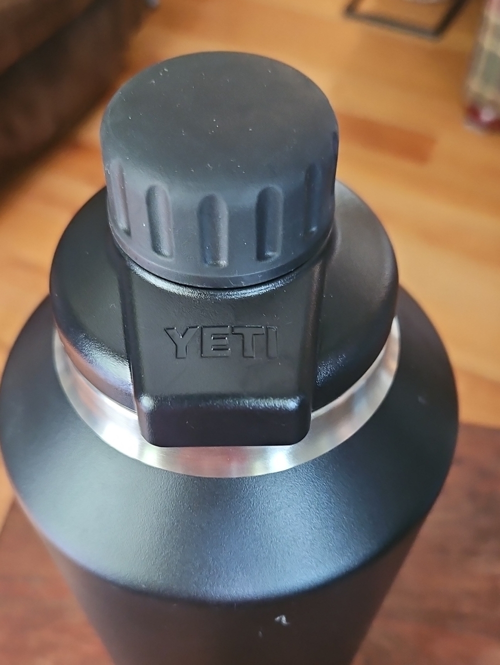 Yeti Black Stainless-Trim Insulated Water Bottle 64 Oz - Picture 2 of 7